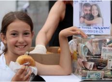 11-letna deklica, ki je zbirala denar s krofi, dosegla cilj. Očka se počuti boljše!